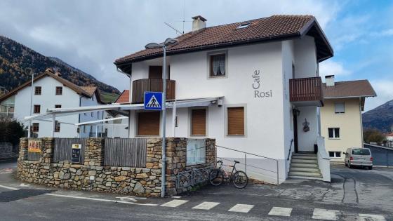 Laas: Zentral gelegenes Cafè mit großer Terrasse zu verpachten